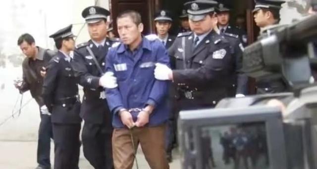 1994年，甘肃武威民勤县，情杀犯刘学兵被判处死刑。临刑前，他仰天大笑，说到：“