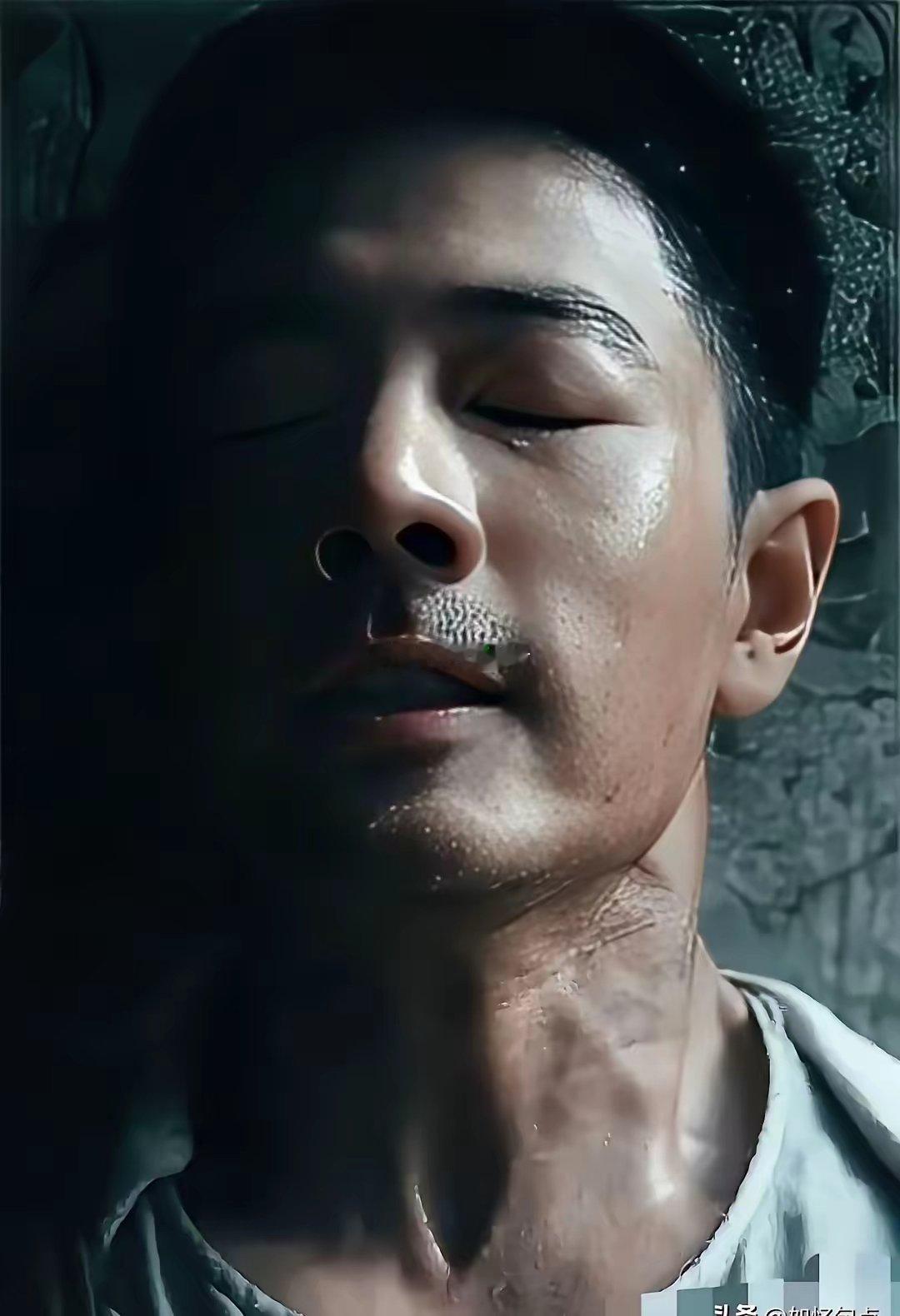 成毅傻眼了就连王一博也沉默了没想到，肖战真的变了。以前他总被说流量靠脸，现在在《