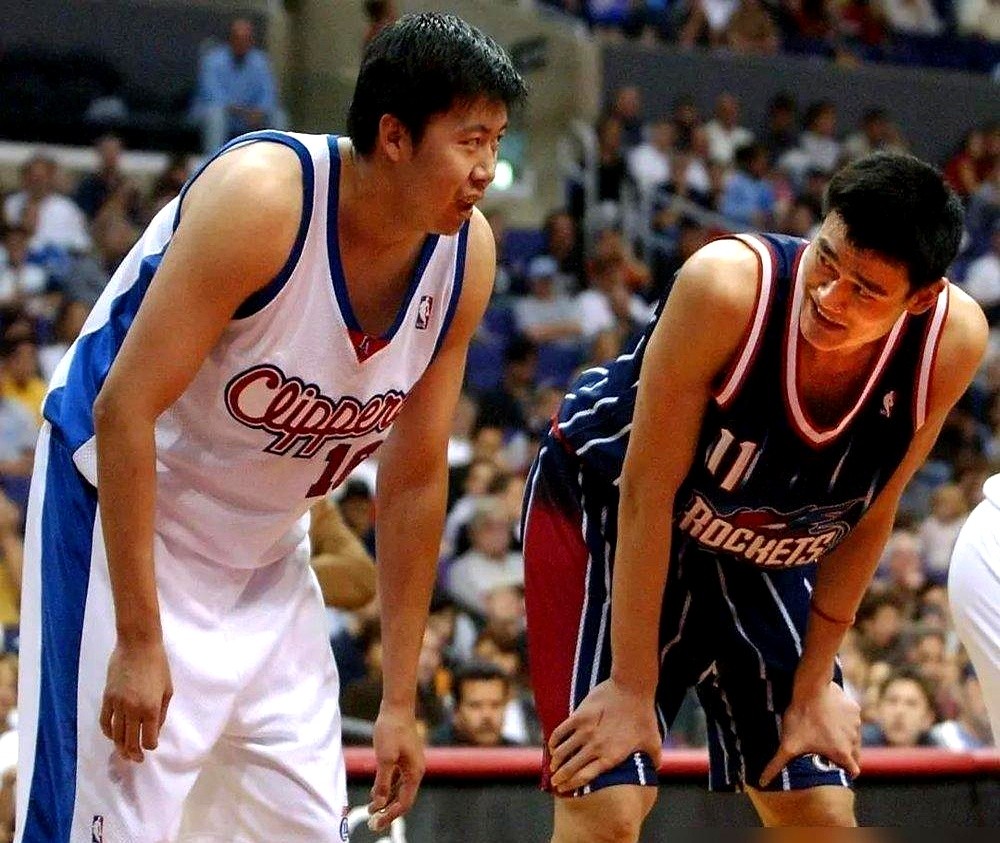 诺维茨基在NBA挣了2.5亿，王治郅只有573万。但今天没人再拿他俩比钱。4月穿着军装站上德国柏林领