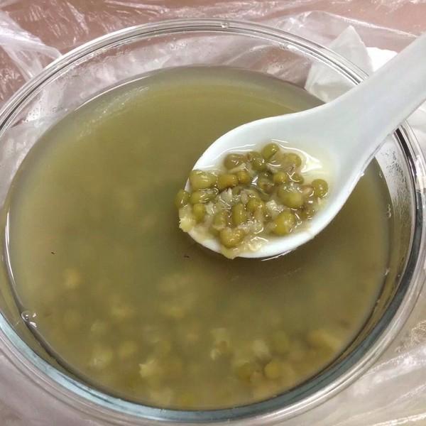 单位发了5斤绿豆和两包白糖，晚上熬了一大锅。现在我已经很少喝饮料了，每年夏天离不