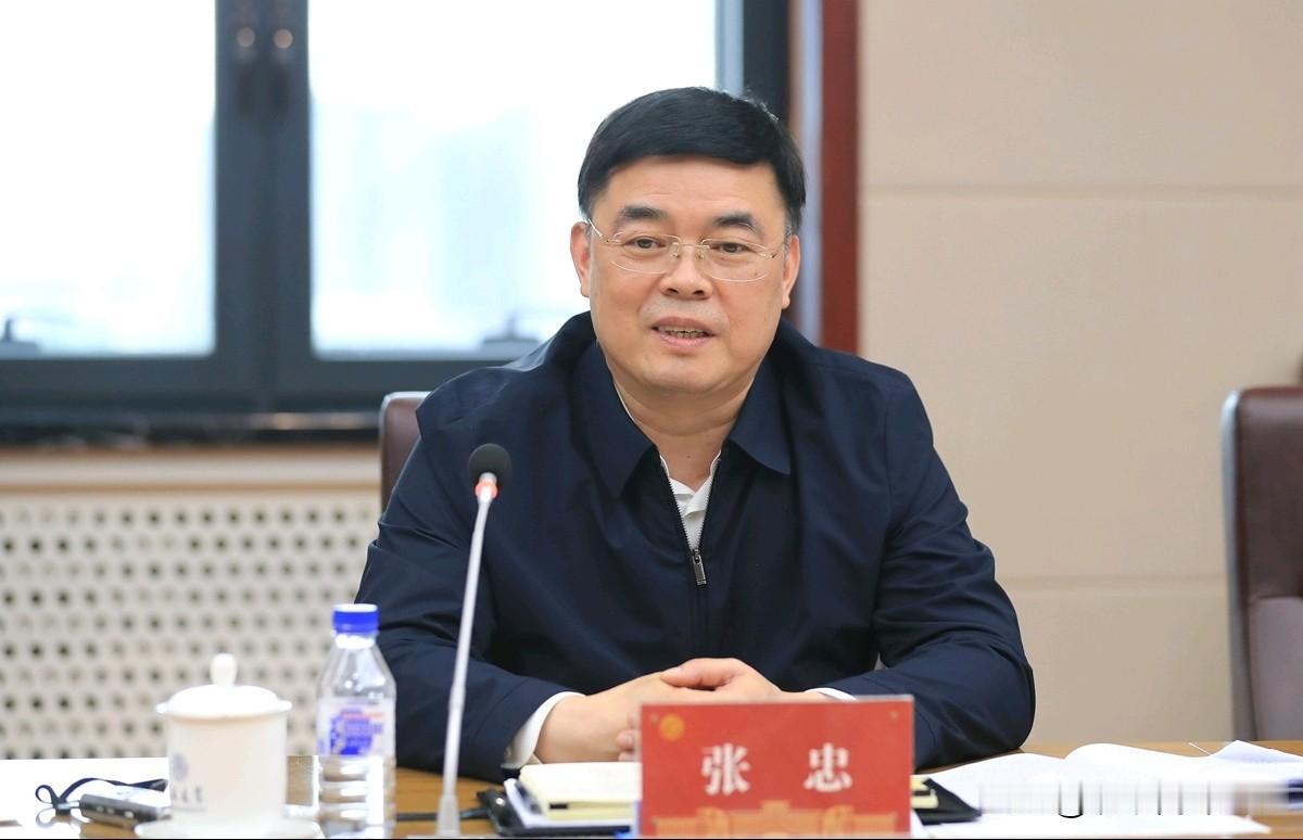 晋升正部级！8月22日，我们国家相关部门宣布，张忠当选为中央纪委副书记。而随着这