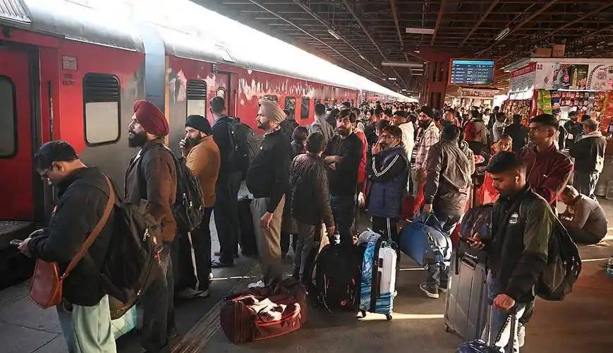 一口热饭都成奢望！印度千万打工人弃城跑路，真相比想象更残酷。谁也没想到，中东