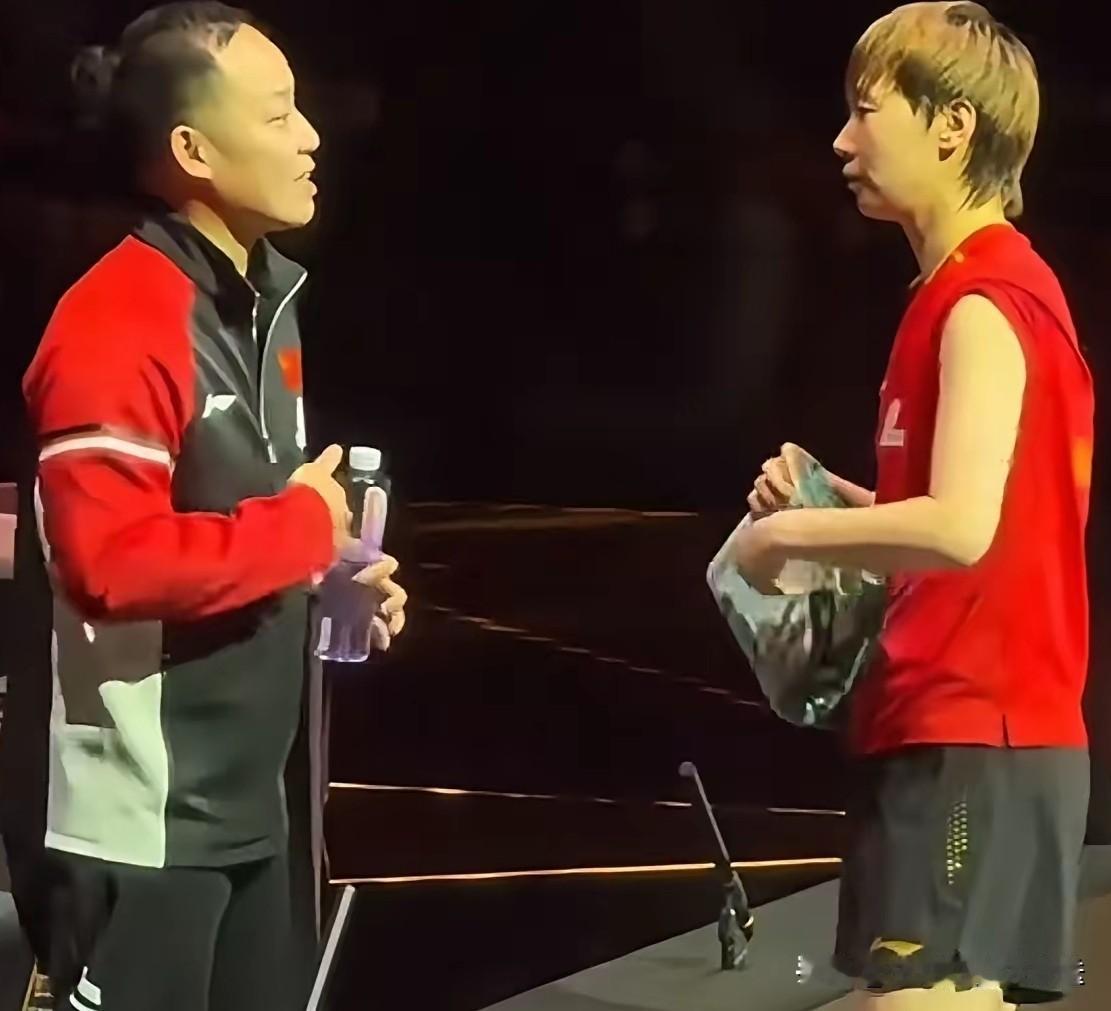 国乒2025赛季，最火出圈的师徒不是邱贻可/孙颖莎，也不是陈振江/向鹏，而是他们