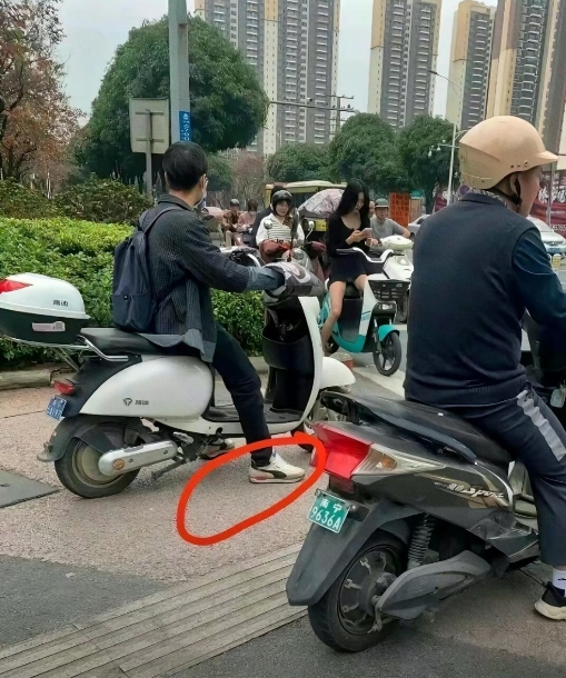 帮我看看这双鞋子是什么品牌挺喜欢白色的