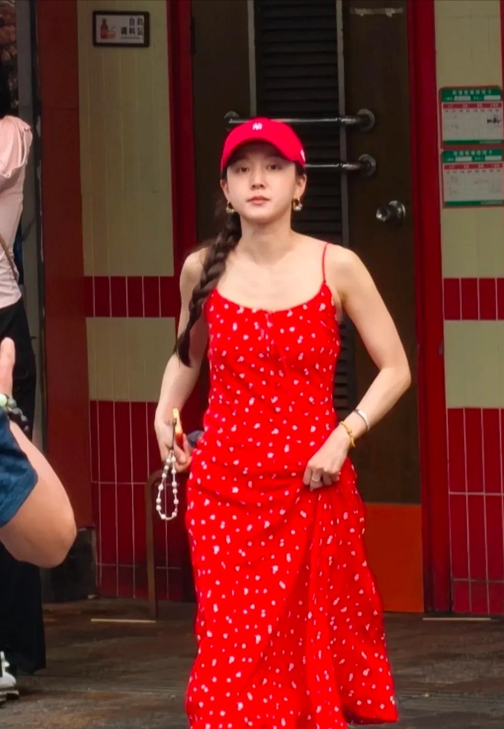 马龙老婆夏露，这眼光全都用在选老公上了吧！在海口被网友偶遇，一身大牌红色吊带长