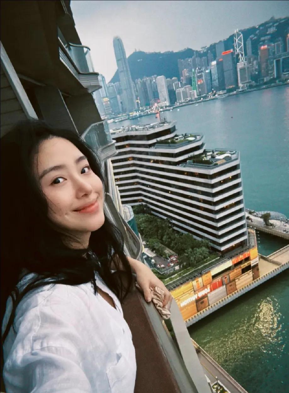 还是这届网友眼力好，杨采钰一在香港晒图，网友立马就看破她这是顺利升级当妈妈了！