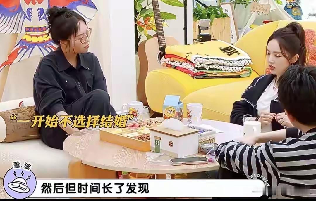 董璇首谈再婚选择：追求者不乏事业有成商人，最终选择张维伊，只为守住自己。节目录制现场，黄色沙发搭配柔