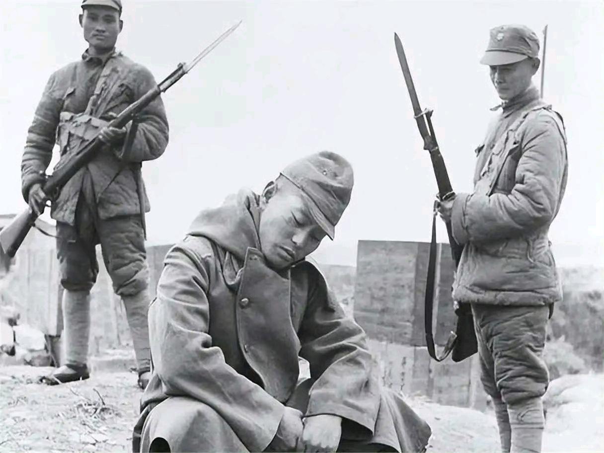 这张照片是1943年12月25日常德会战后期的纪实影像，由美国摄影师哈里森·福尔