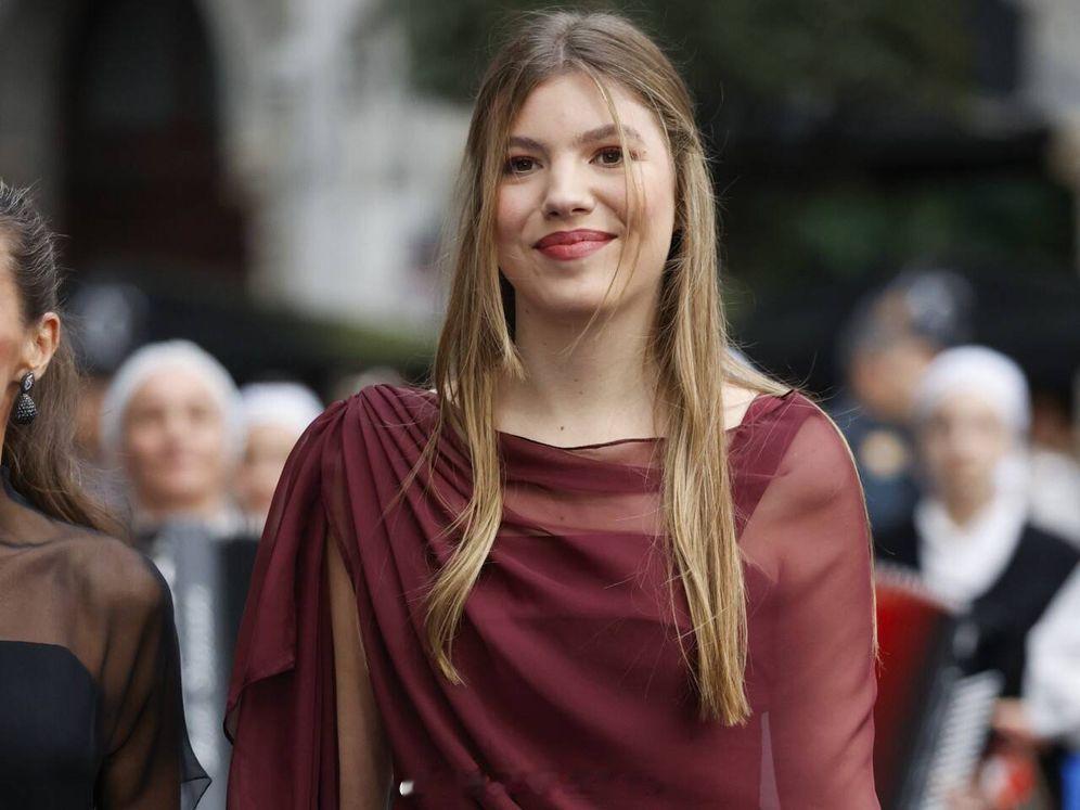 西班牙王室酒红菲菲~出席阿斯图里亚斯公主奖的索菲亚公主，绉纱连衣裙来自