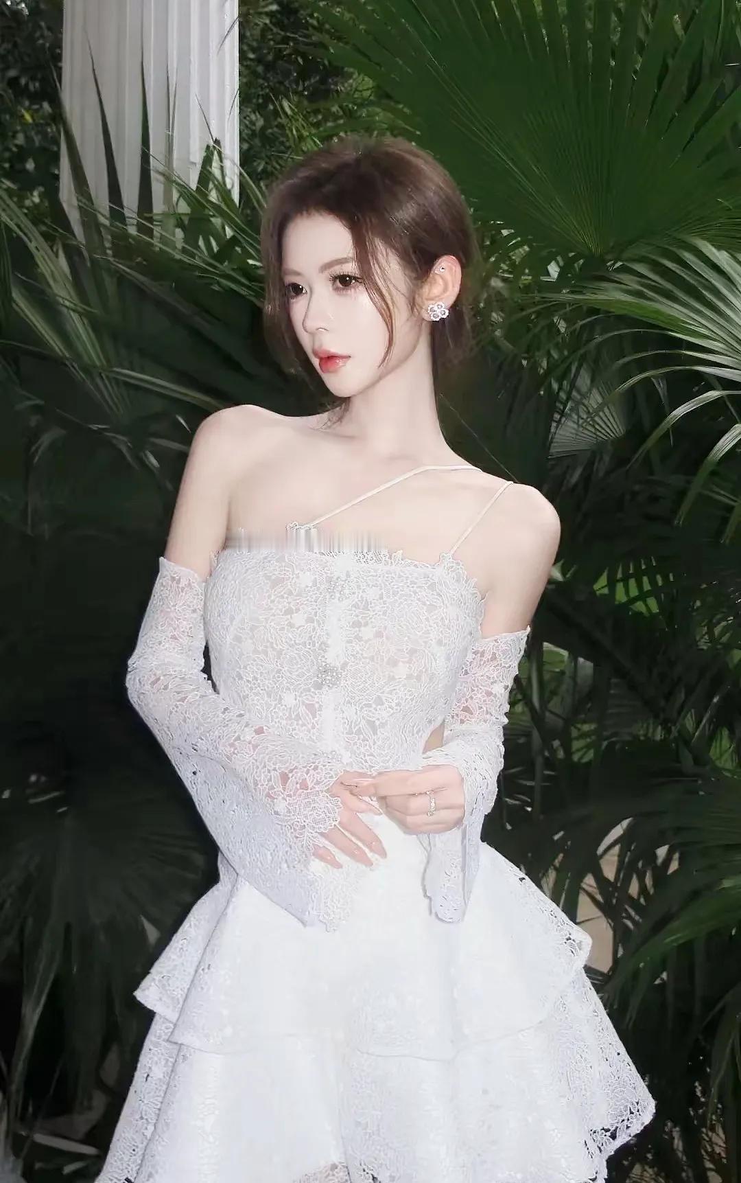上联：蕾丝裁就裙千缕下联：秀色凝成玉一姿对联对对联飞花令
