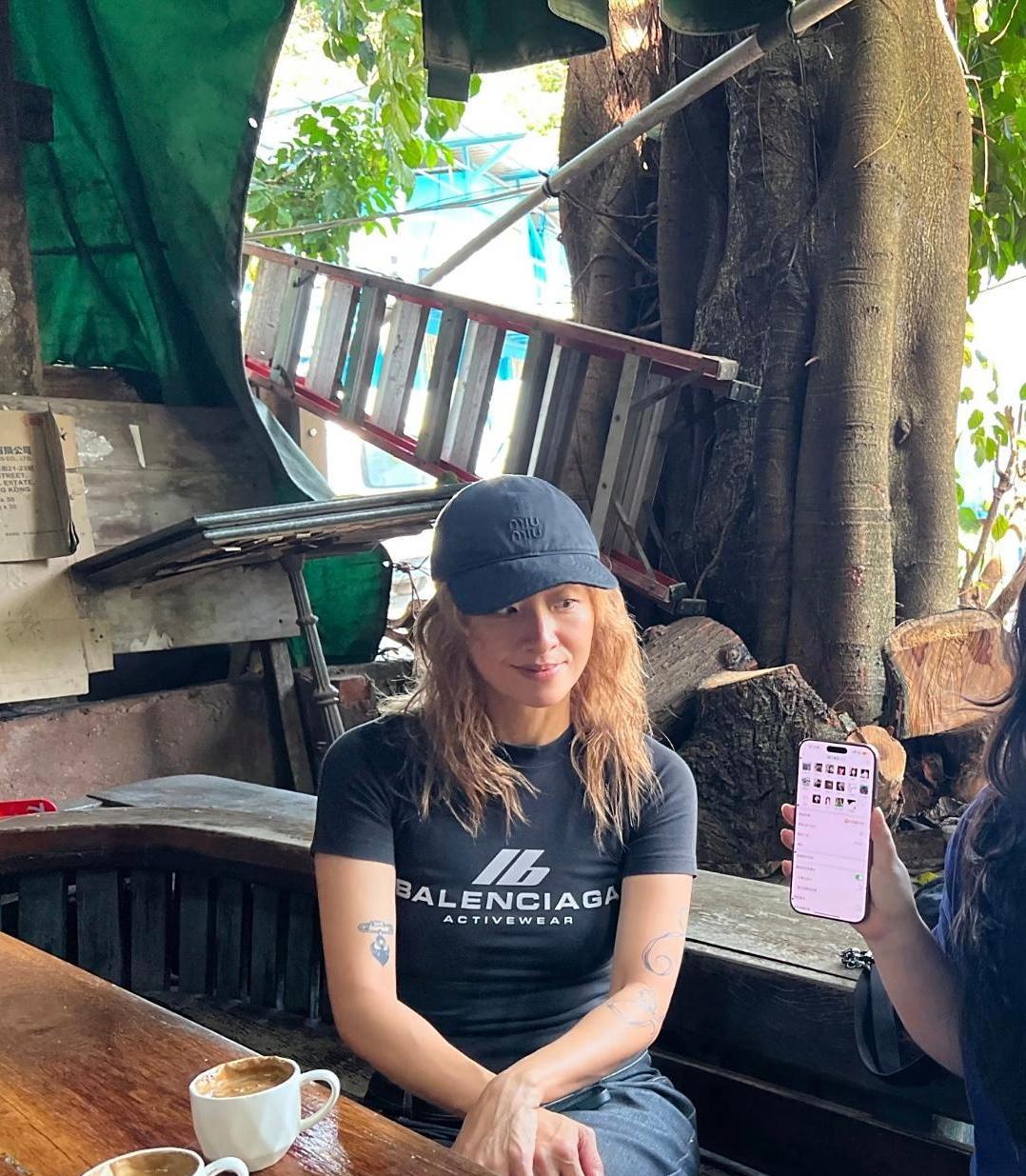 陈奕迅老婆徐濠萦在澳门一家咖啡店被偶遇，她的穿衣打扮很时尚，素颜皮肤真好，看起来