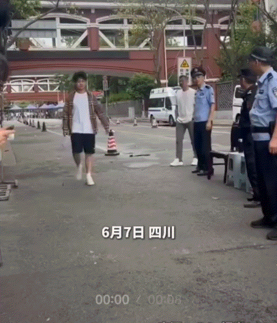 温馨又好笑。四川一考场，一名考生考完试后淡定走出考场，但因为场外太多家长等待，考