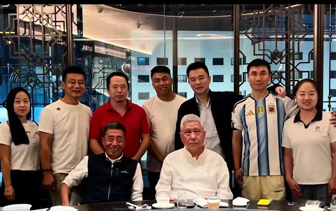 马未都太有“谱”了！与一群商界大佬聚会，全程不起身，别人敬酒他也坐着。还有周鸿祎