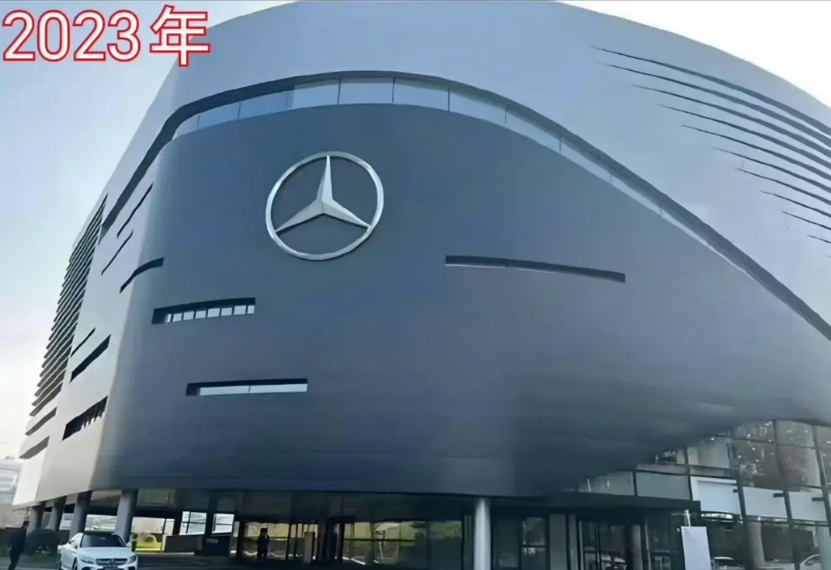 奔驰估计做梦也没想到，搞掉自己的是个兼职做手机的，近日，奔驰各地多家门店关闭