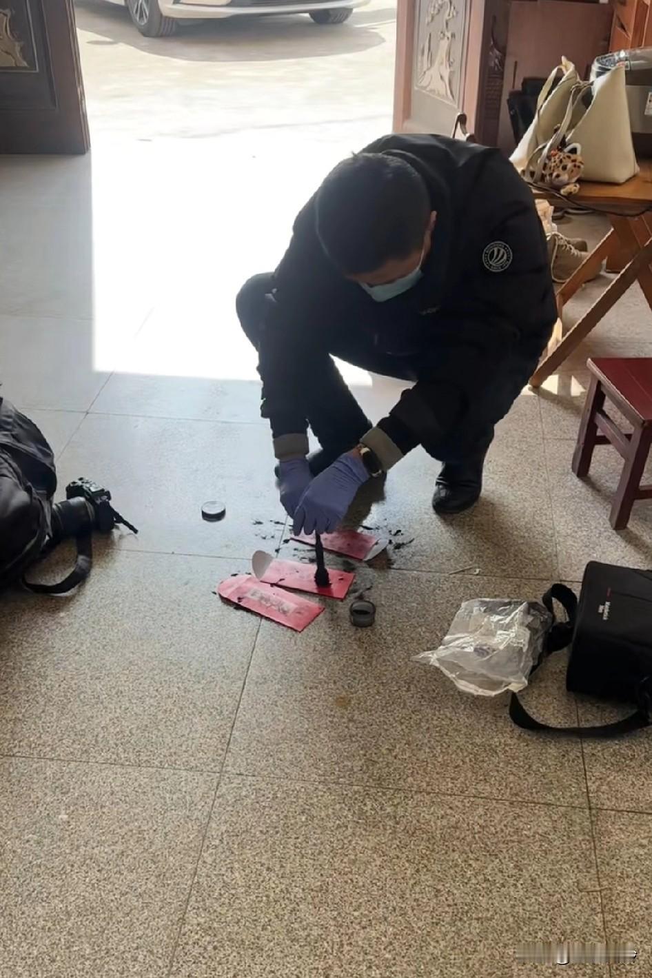 这档次高级啊！红包被偷了，居然给提取指纹，一般都是看一下附近有没监控，然后回去等