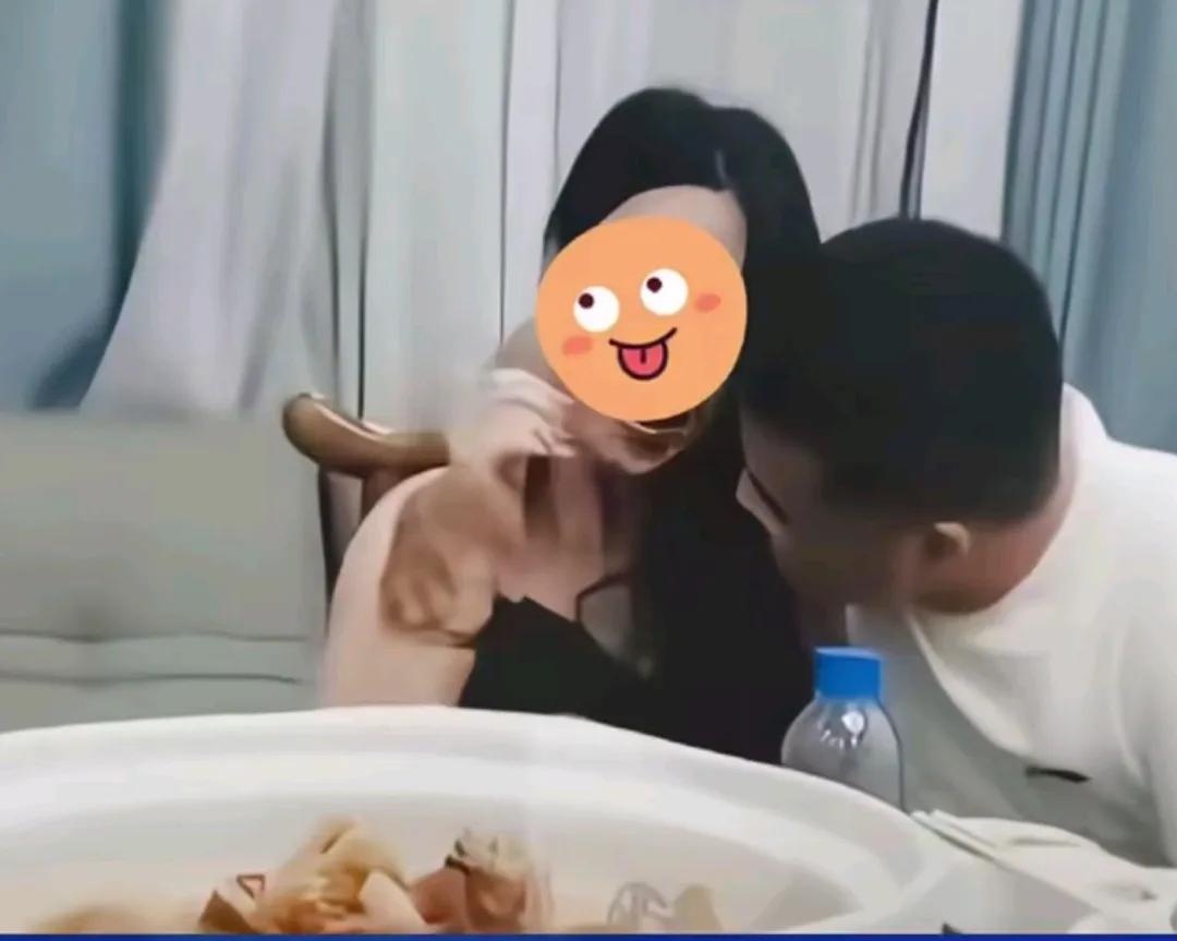 长沙同学聚会的瓜，终于落地了，网友爆料两边都离了。拍照的同学不地道啊，