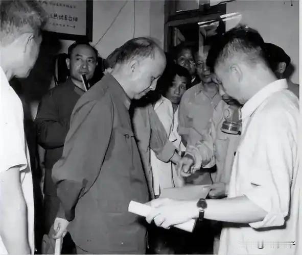 1950年，钱学森被美国软禁，深夜在书房写满公式，突然把笔一摔，对着空气低吼：“