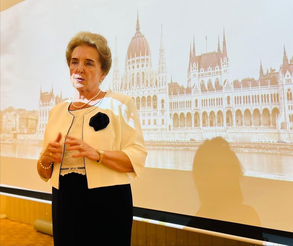 匈牙利公开喊话中国当地时间2月5日，匈牙利国会常务副主席玛特劳伊在布达佩斯公开