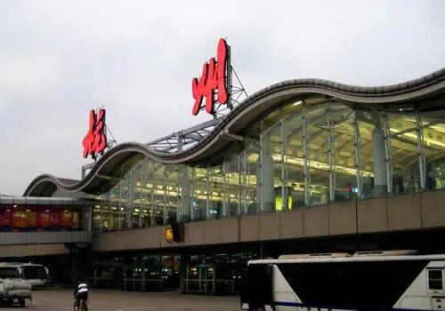 炸了！杭州老板硬刚4位大爷，拦门不让走，全场却狂鼓掌！昨天杭州一家临水小馆