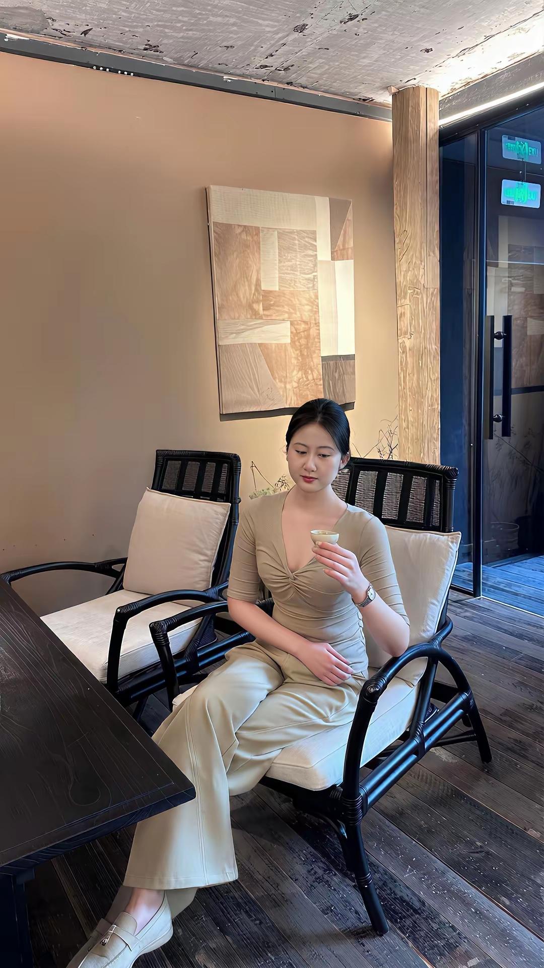 五一假期，我绝对站宅家躺平这队！看看那些旅游热门地，到处人挤人。就说泰山吧，节假