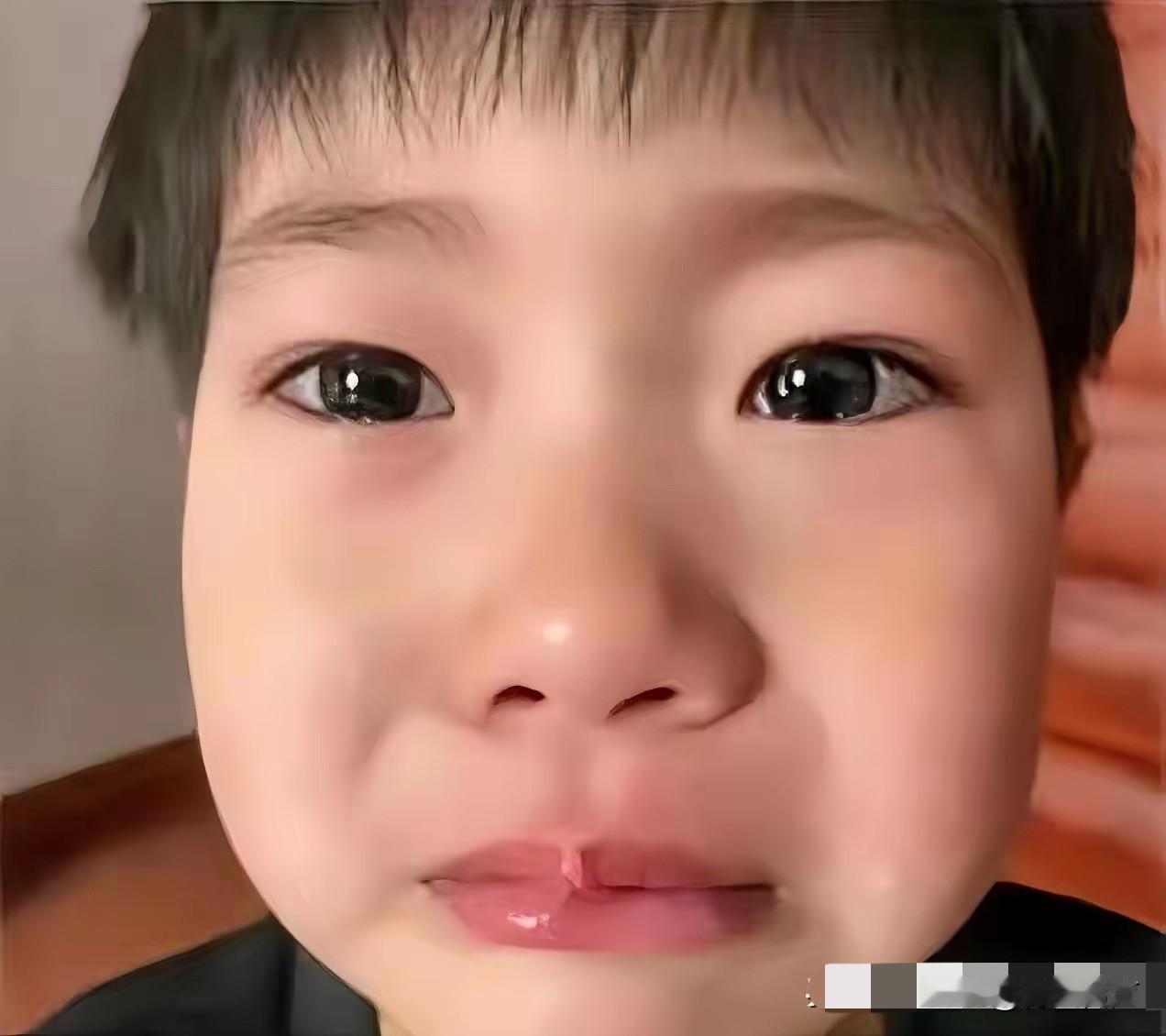 泪目！陕西西安一个班主任正在办公室批评一个男孩。她问：“你妈妈是做什么工作的？”
