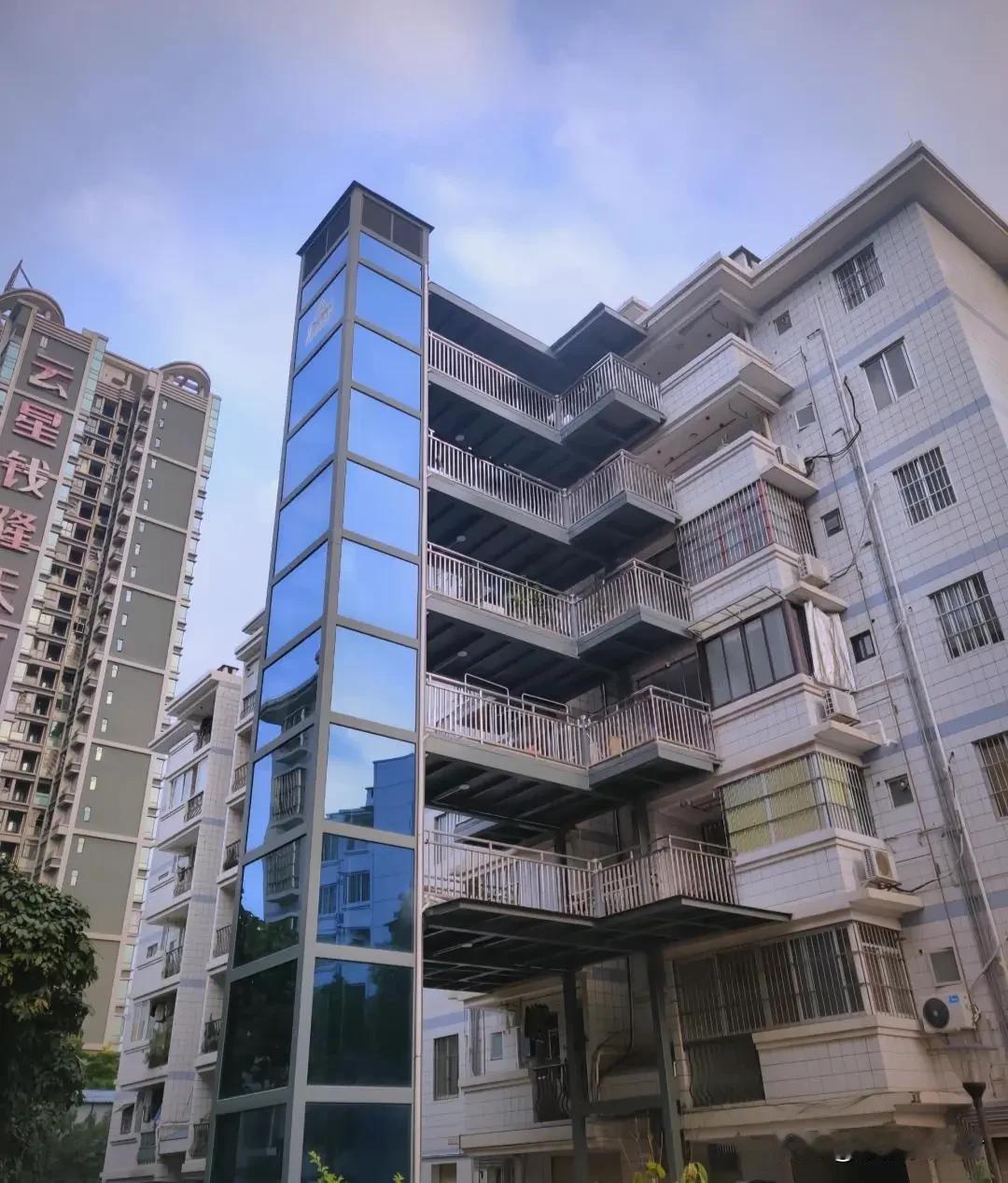 老小区加装电梯不用吵了！“收费电梯”来了，刷卡坐一次几毛钱老小区加装电梯，最大