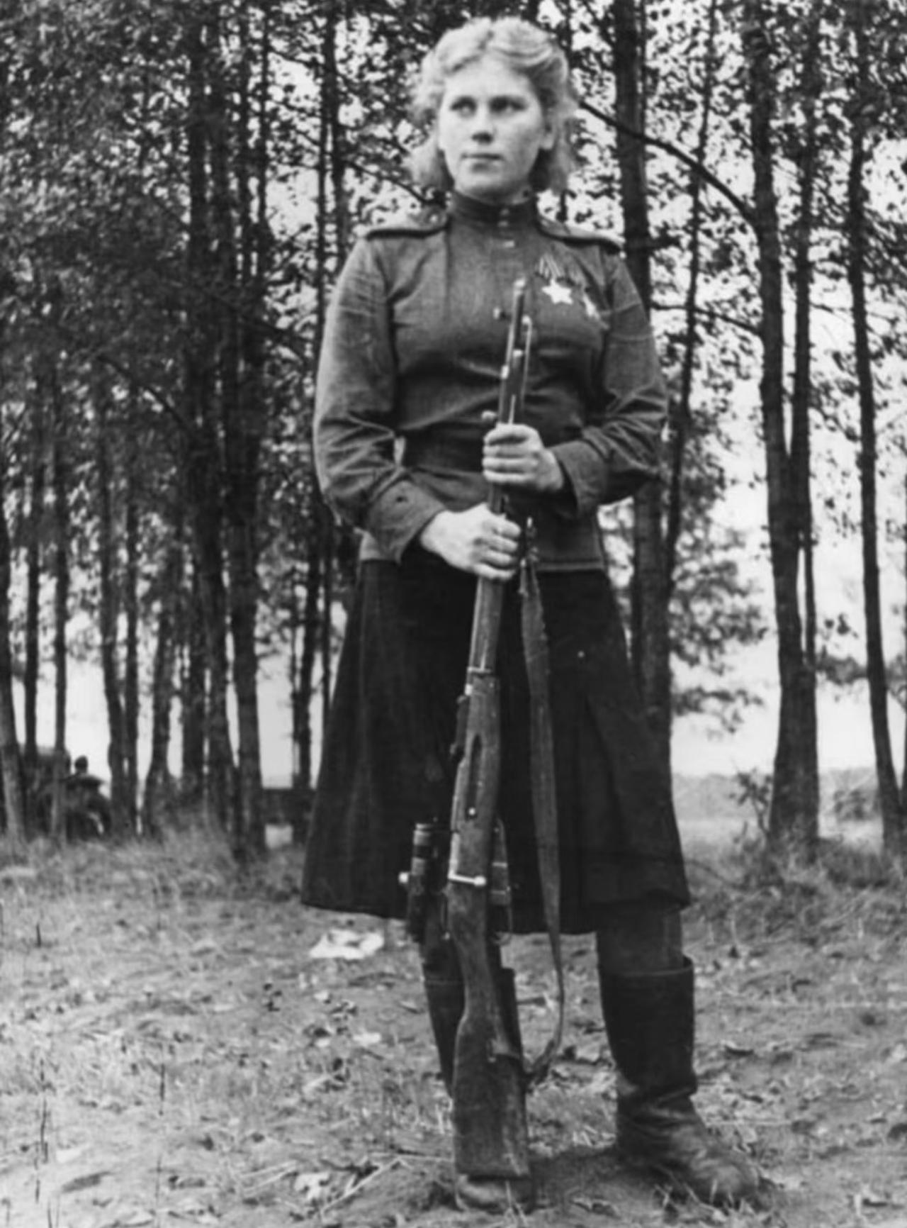 没想到这张1944年拍的、穿深蓝色连衣裙看着软乎乎的苏联姑娘，不是后方的文工团员