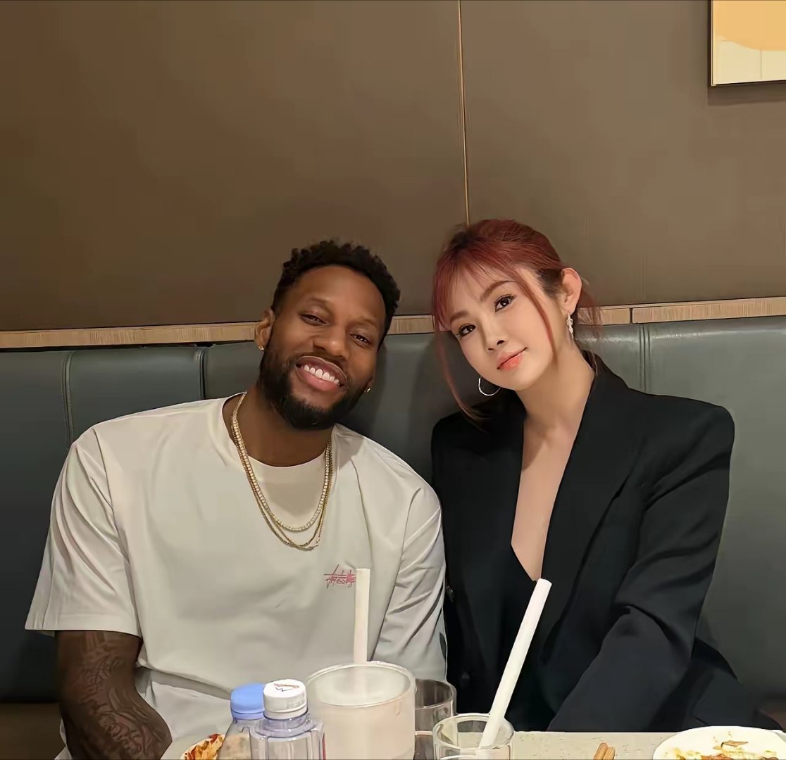 广东宏远男篮前外援威姆斯已定居广东，把自己儿子接到国际学校。新的女伴也是广东人，