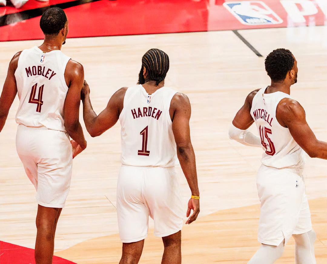 哈登：米球王，猛龙的巴恩斯说他们克我们，你怎么看啊？？？米切尔：不要反应过度，