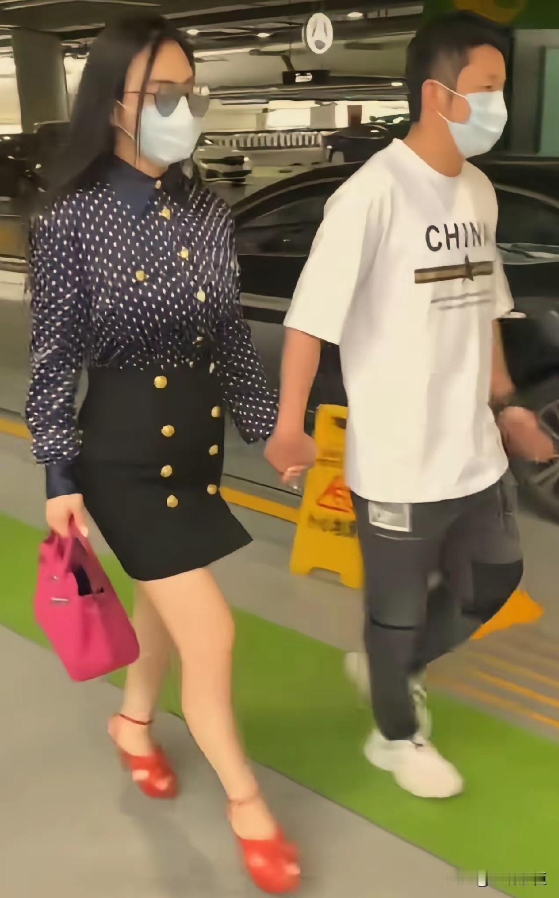 网友太有才了，给冉莹颖加了一个特别的标签：贵州穿搭主理人。特意查了一下贵州穿