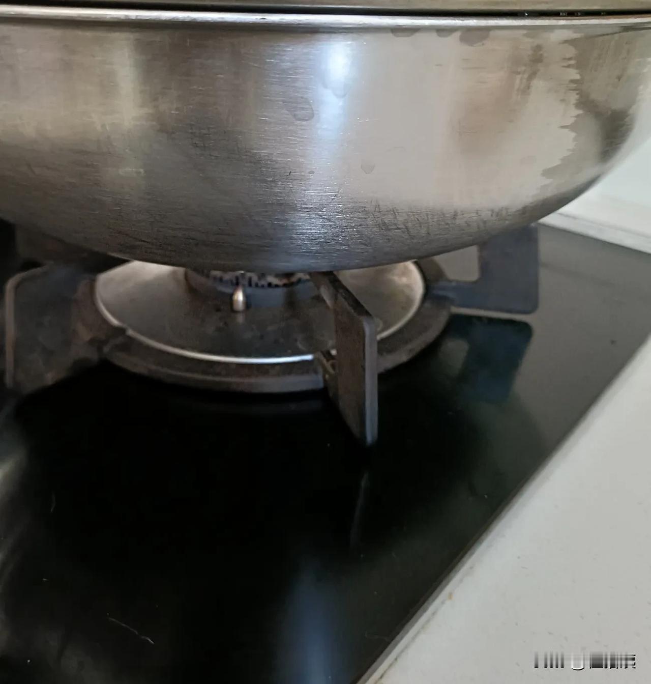 我发现自己适合做个懒人[捂脸哭]难得勤快一下，买了锅底垢清洁膜效果是不错，洗的锃