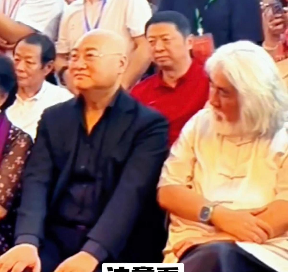 张纪中在活动上，五分钟调整了三次领带。迟重瑞全程脊柱笔直。你以为这只是仪态差