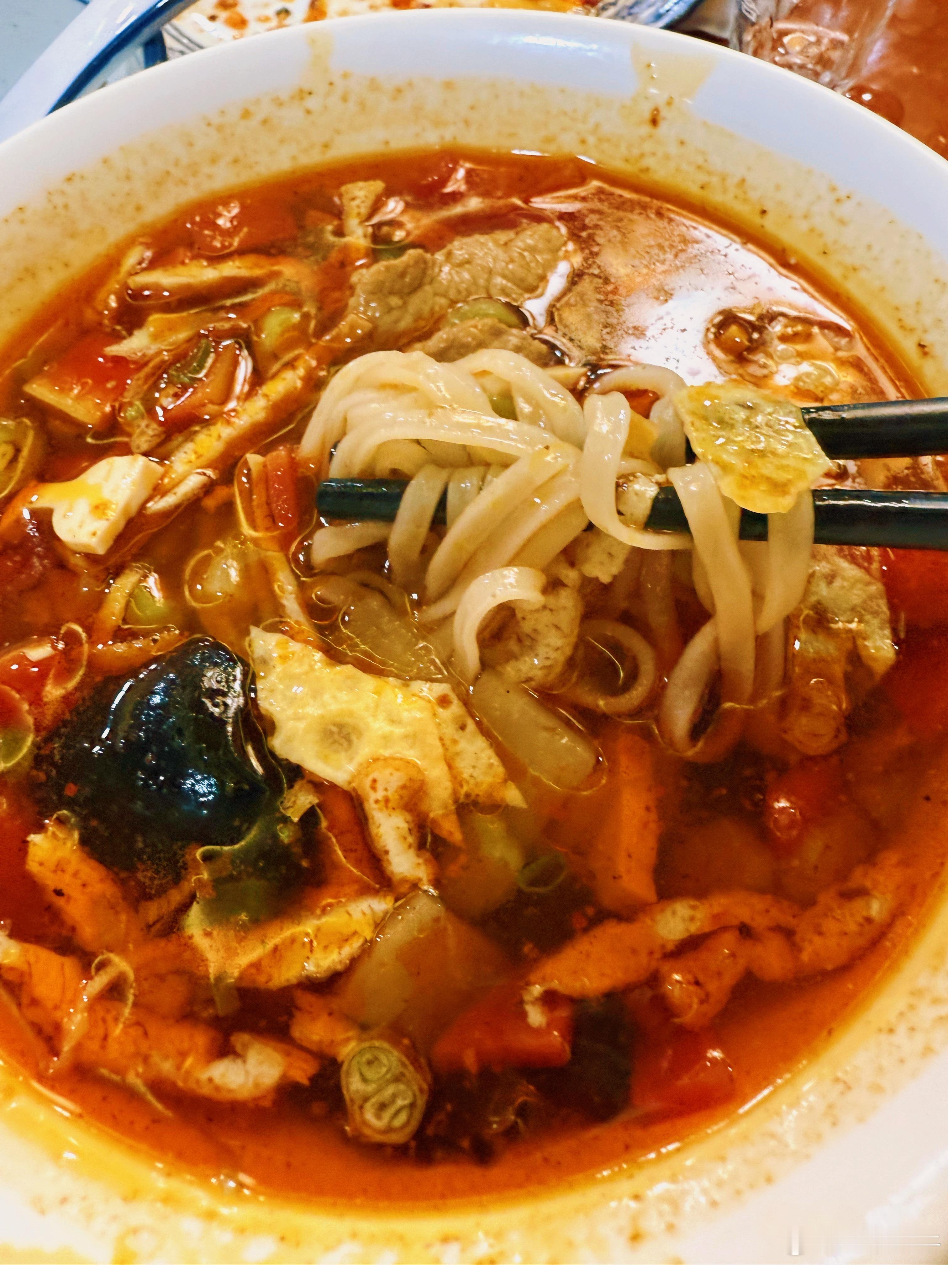 一碗刚出锅的岐山臊子面，红油汪亮，辣汤烫手，香味飘窜，端起来，惹人喜爱[doge]牛