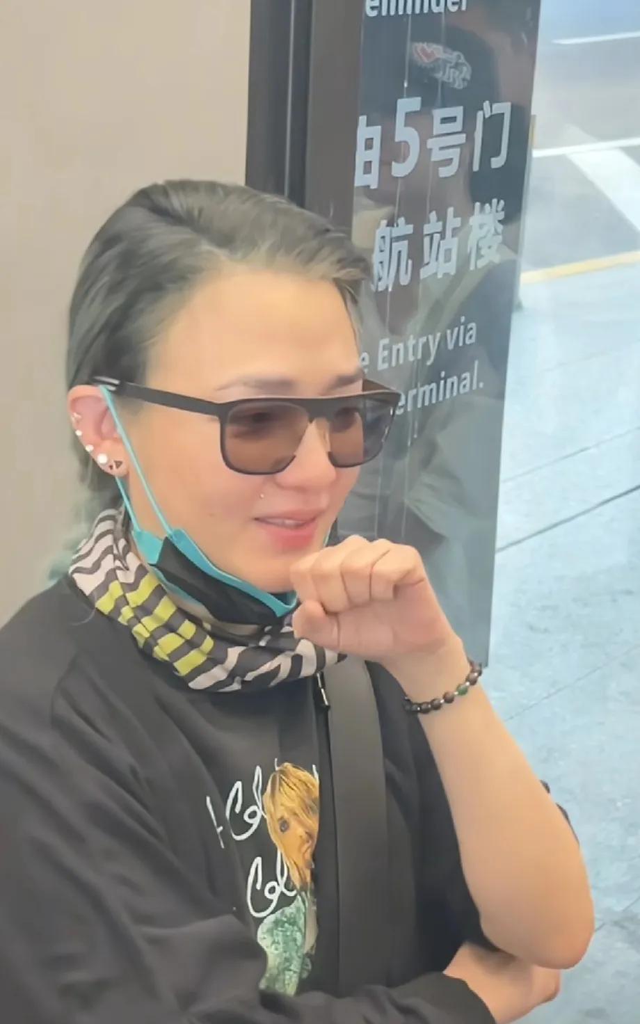 范晓萱的头发是染的还是真白了，自己白的话感觉内核好强大，太有性格了。不