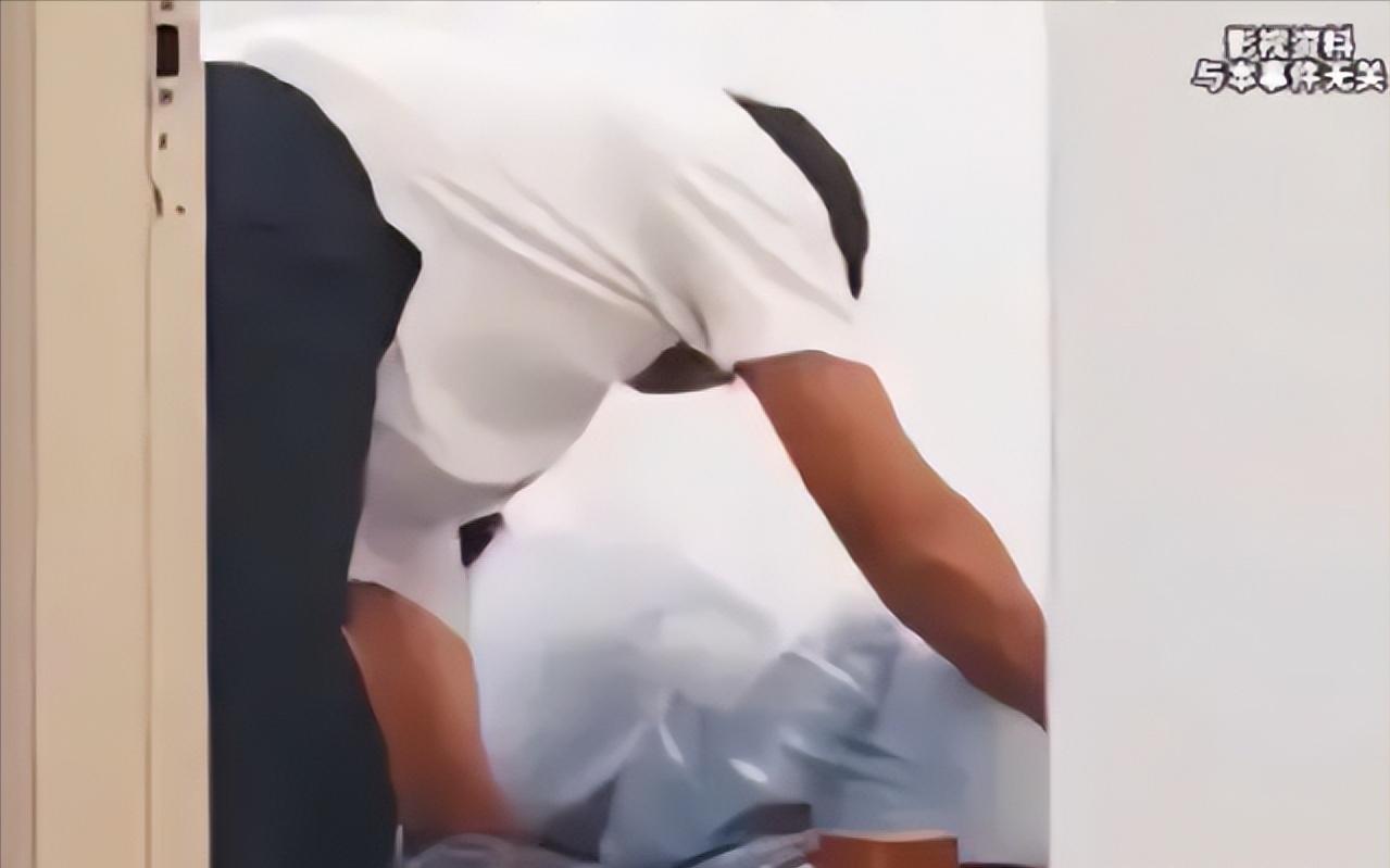 一男子看到女子意识状态不大好，就带着女子来到员工休息室侵犯了她。案发后，从男子的