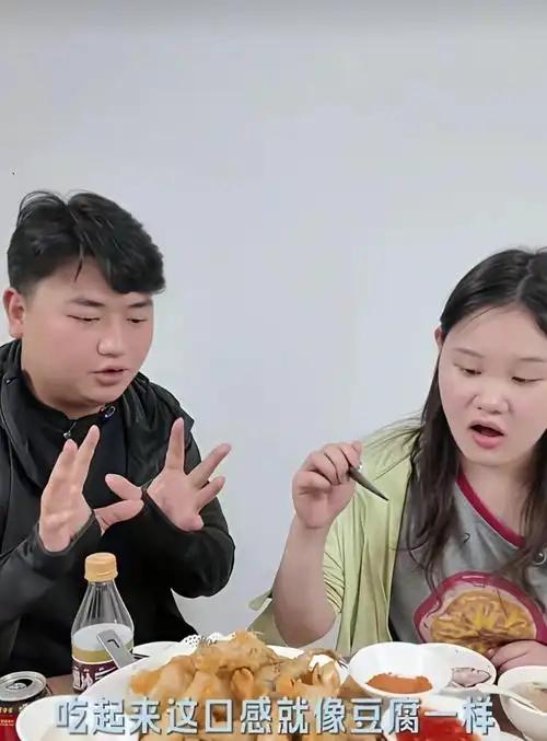 原来张家齐爸妈之前是有工作的，夫妻二人在工厂上班，有正式岗位。自从张家齐出生