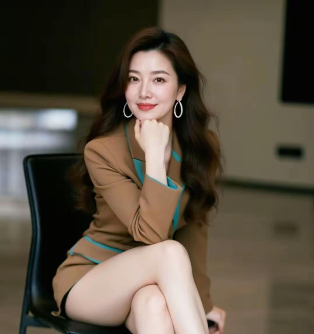 当之无愧的顶级女神。一出场自带强大气场，颜值、气质兼备。无需过多修饰，从容