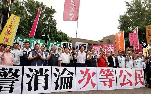 好言劝说完全没用！韩国瑜模式失灵，黄国昌当众开火，蓝白街头直接开打卓荣泰！