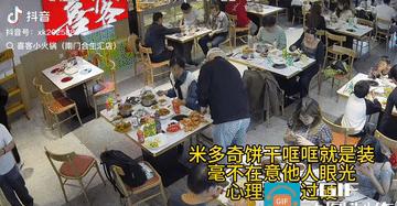 俗话说一个被窝睡不出两种人！西安一对情侣吃自助直接火爆全网，俩人自带大背包和手拎