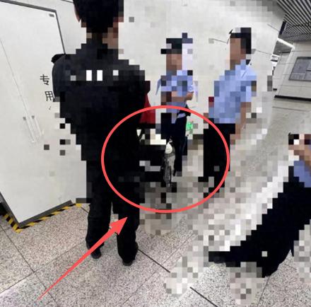 让人没想到！北京一名大学生坐地铁时，因为车厢晃动不慎摔倒，腿部碰到旁边一名女乘客