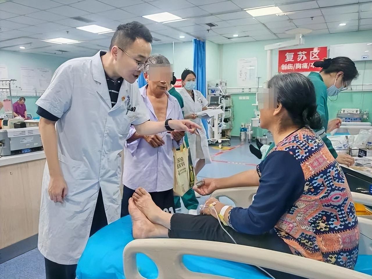 遇到狠人了！四川绵阳何大妈田间种菜，突然惨遭毒蛇咬手。换普通人早就慌到崩溃，没想