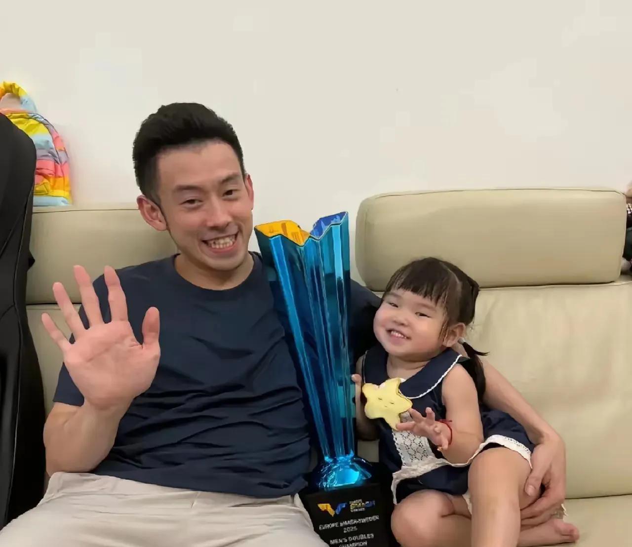 黄镇廷又晒了和女儿楹楹的合照，还是为了庆祝他拿的那个大满贯男双冠军，本来是挺喜庆