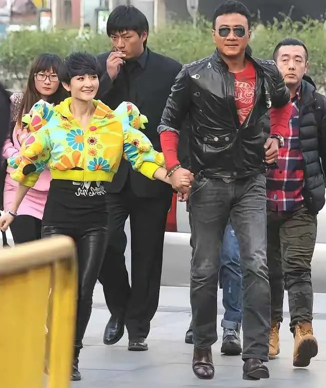 两位明星胡军谢娜多年前的牵手照​​​