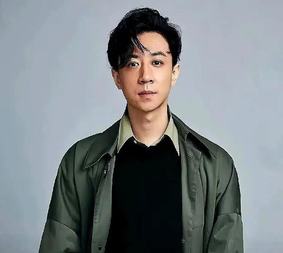 张维伊在采访里提到董璇高龄生娃，说想给女儿添个伴，又舍不得老婆再遭罪，心里左右为