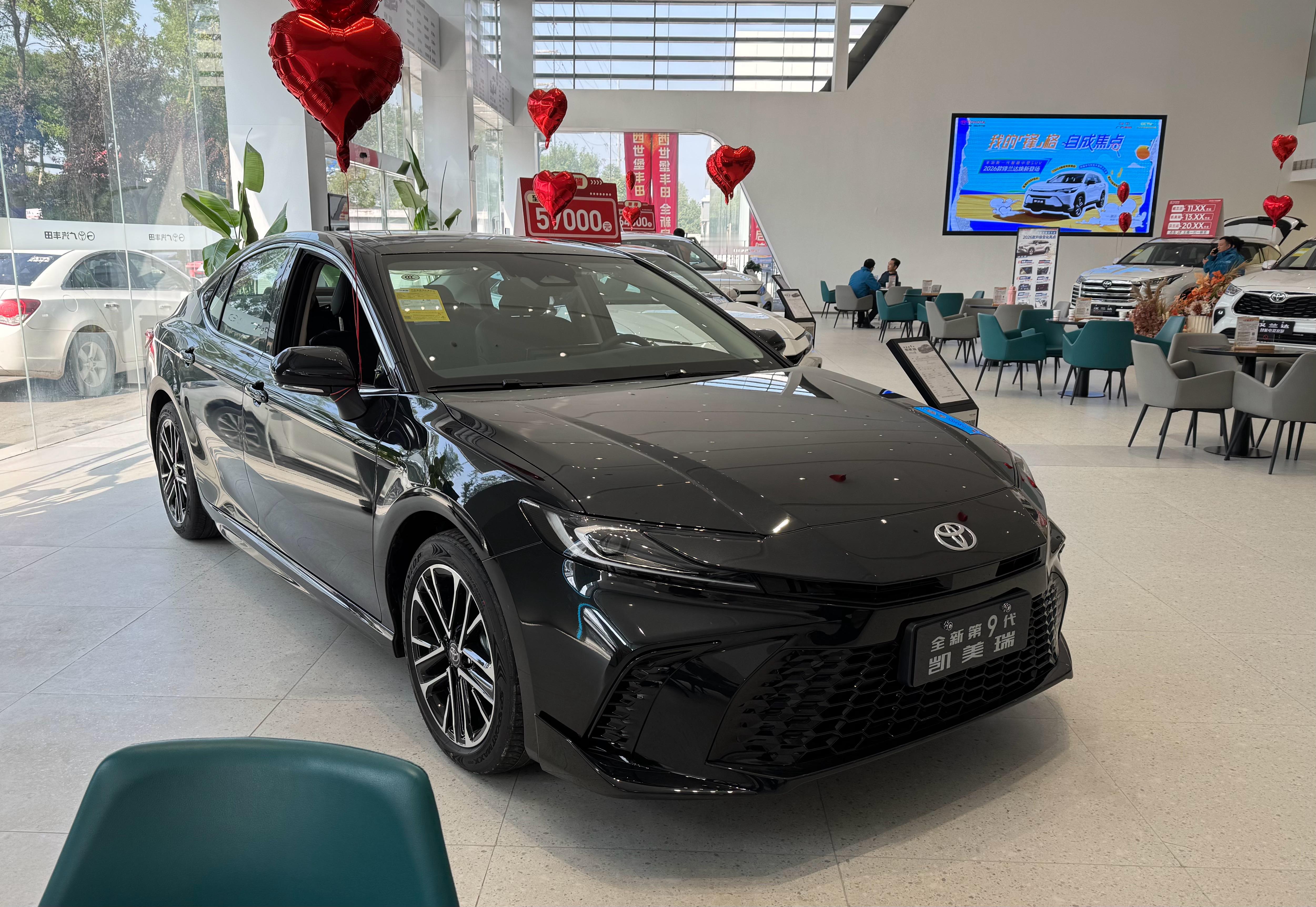 今天阿飞进了丰田的店里，有一说一，油车的内饰现在真不能看了，和新势力的电动车完全