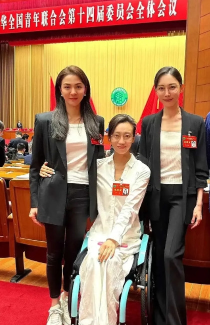 三人合照，才知道谁最漂亮啊！[玫瑰][玫瑰][玫瑰]