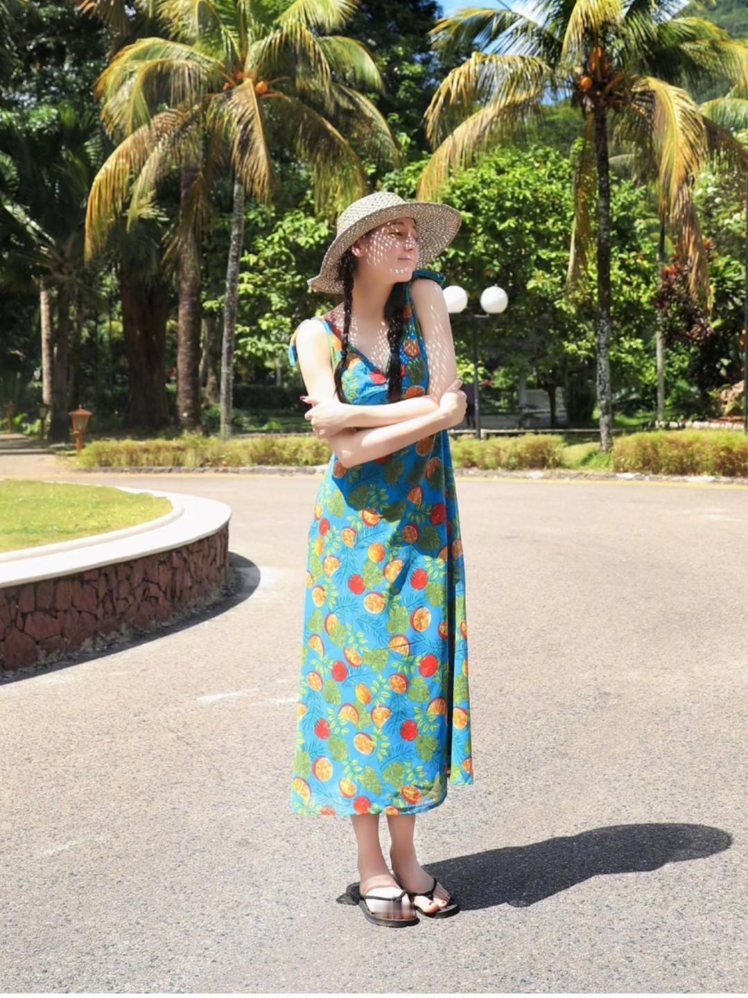 迪丽热巴，穿个棉绸裙子都这么美，真是人美了穿啥都好看。