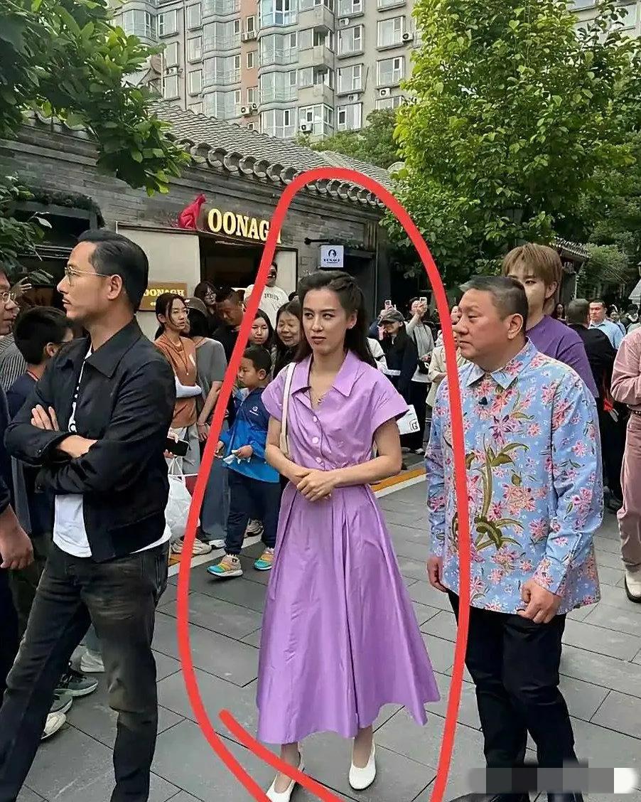 镜头中的黄圣依长发飘飘，身材平板，皮肤黑黄，脸型狭长，柳眉对眼，鸢肩土貌，老气横