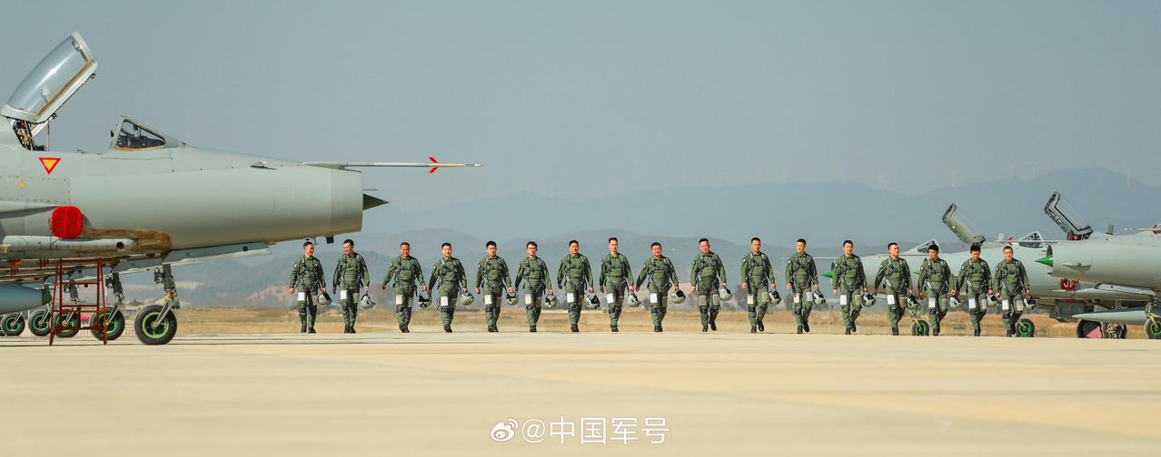 中国军号近期发布的照片，歼七和飞行员们摆拍合影，看来七爷还没有退完。这一个中队的