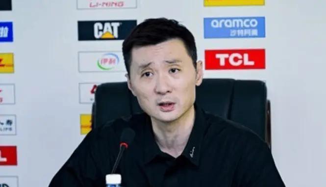 新疆不敌北京，主教练刘炜赛后直接暴怒，更衣室怒批李炎哲，表示范子铭都能抢你4个前